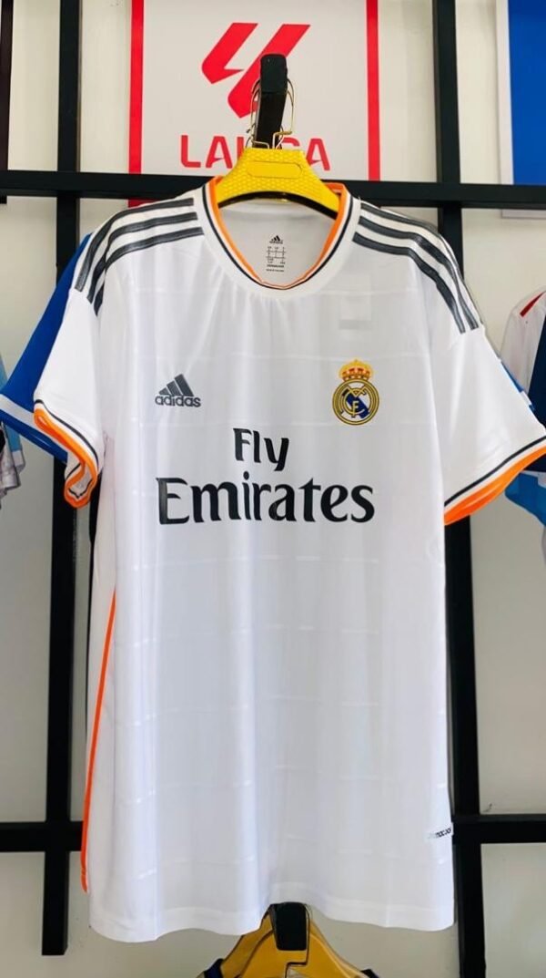 64f8af60-d215-41f2-86fb-e37b06e38c2a Retro real madrid