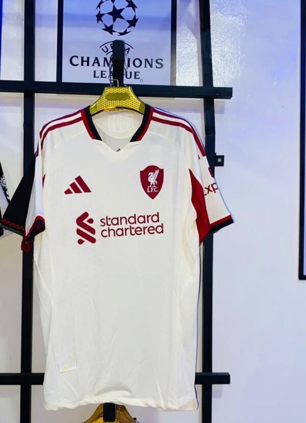 dabbf72a-7fb0-4b3a-a85f-70f4d83c57d2-2 Liverpool extérieur