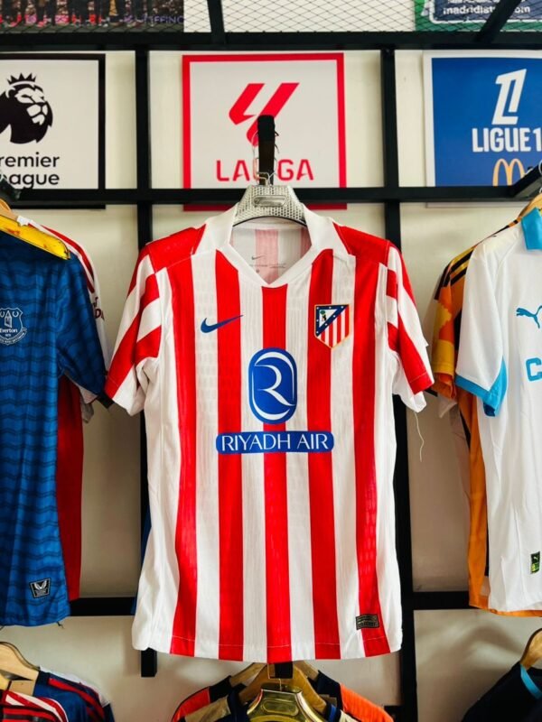 8700bb05-1655-47ea-a0e4-ffb7f36014a3 Maillot Atletico Madrid Domicile 25/26
